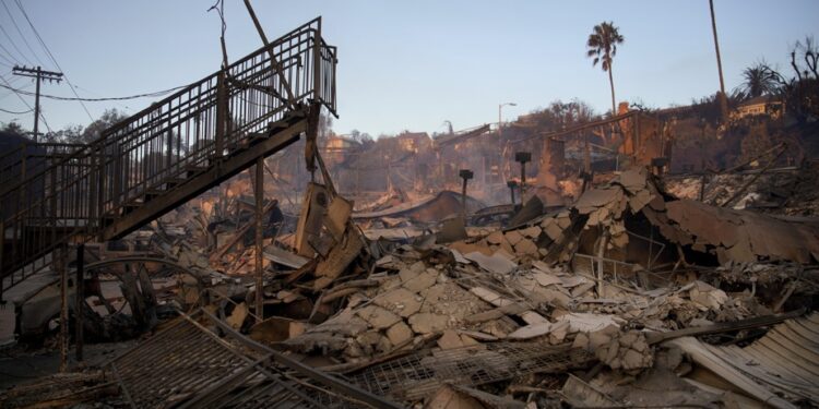 Los Angeles | The fires still untamed, but the wind is weakening