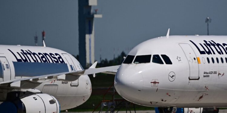 Study: The expansion of air transport threatens efforts to combat climate change economy