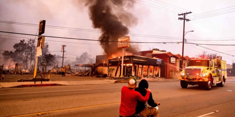 Violent fire near Los Angeles | At least five dead, thousands of residents flee