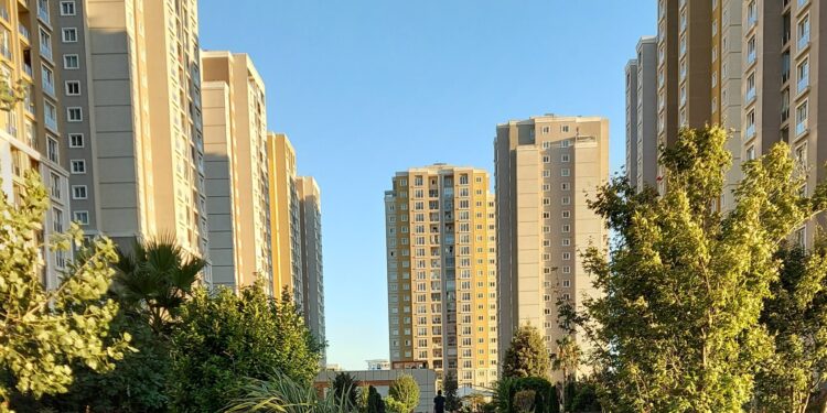What are the reasons for the decline in real estate sales for foreigners in Türkiye? | economy
