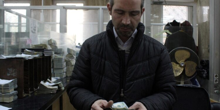 Experts present solutions to the problem of liquidity deficiency in Syria economy