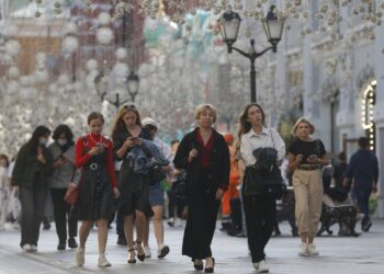 Low levels of poverty in Russia and experts complain economy