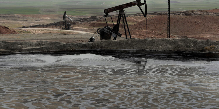 Oil ascends amid fears of the failure of American and Russian supplies economy