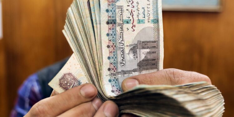 The exchange rate of the Egyptian pound fell against the dollar today, Monday economy