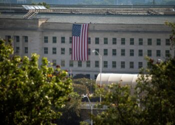 Trump cancels two thousand new jobs and the Pentagon invites its employees to ignore the mask messages Economy news