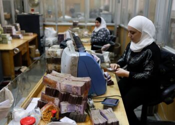 A slight decline in the exchange rate of the Syrian pound against the dollar today, Sunday economy