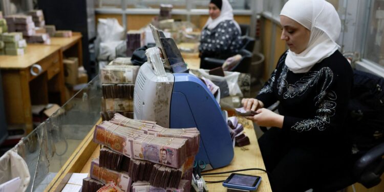 A slight decline in the exchange rate of the Syrian pound against the dollar today, Sunday economy