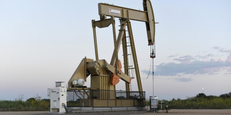 Oil near the highest level in the month of fears of shrinking supply economy