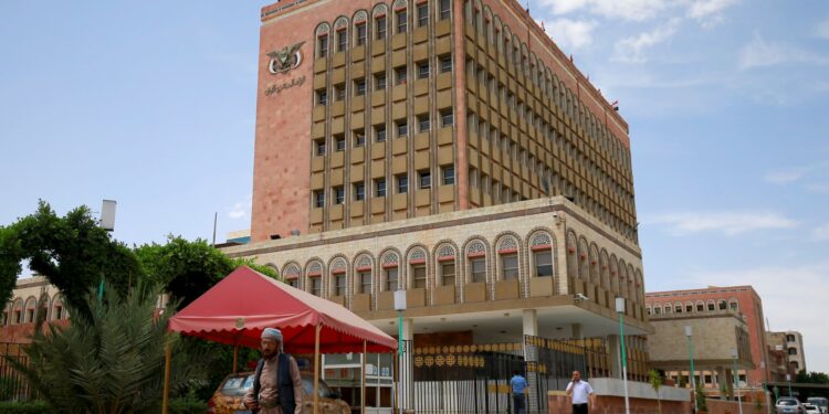 What are the effects of transferring the headquarters of Yemeni banks to Aden? | economy