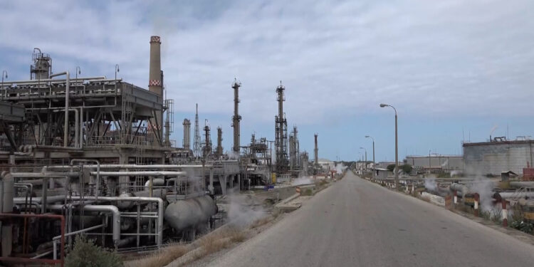 Banias refinery for oil refining in Syria resumes work economy