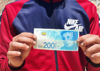 Israel’s efforts to cancel the “200 shekels” category raises the anxiety of Gaza residents and merchants economy