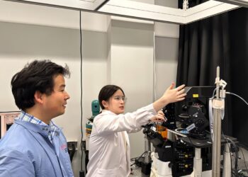 Scientists reveal how a protein linked to Parkinson’s disease transforms biomolecular condensates