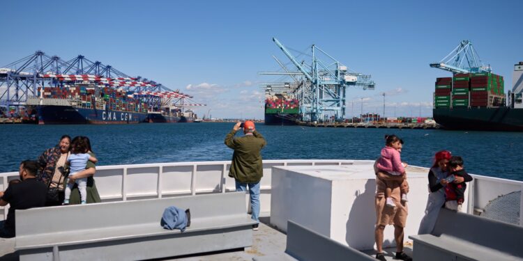 The American economy shrinks with a historical leap in imports economy