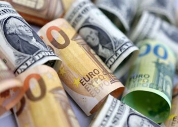 The dollar climbs a little amid anticipation of new American customs duties economy