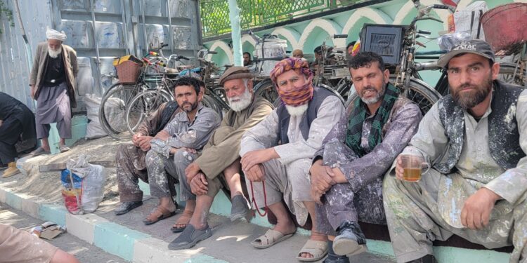 The labor market in Afghanistan in front of a crossroads facing isolation and unemployment economy