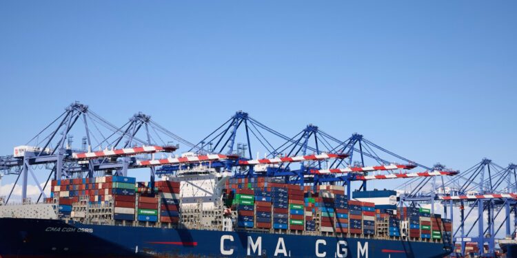 The trade war presses the movement of American ports and air freight economy
