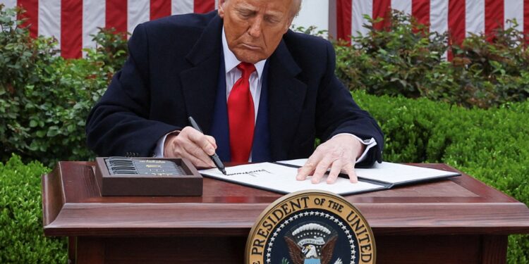 Trump adheres to customs duties despite international talks economy