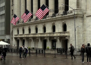 Wall Street closes trading on a decrease policy