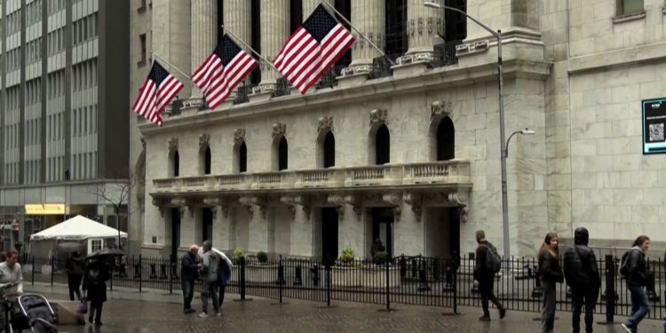 Wall Street closes trading on a decrease policy