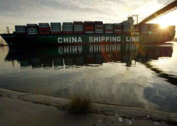 Washington expands its trade war against China by imposing fees on its ships economy