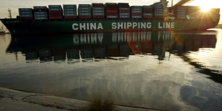 Washington expands its trade war against China by imposing fees on its ships economy