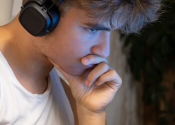 Adolescents with mental health problems use social media differently from their peers, suggests the study