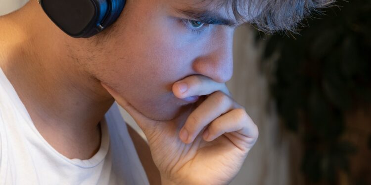 Adolescents with mental health problems use social media differently from their peers, suggests the study