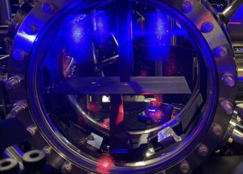 Continuous lasage of several hours reached using laser cooled strontium atoms