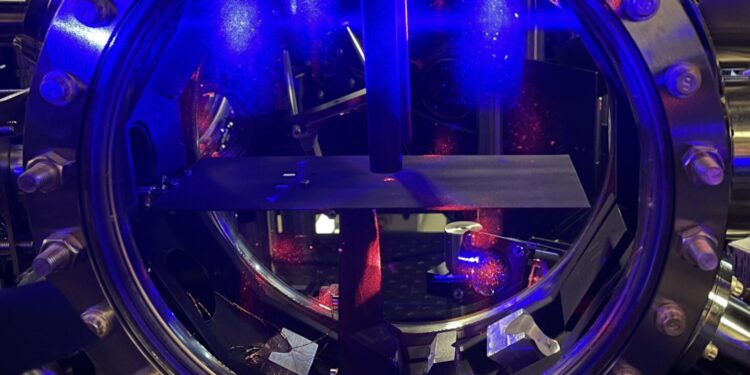 Continuous lasage of several hours reached using laser cooled strontium atoms