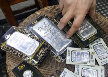 Do you compete with silver gold? What is the relationship between them? Which is better for investment? | economy