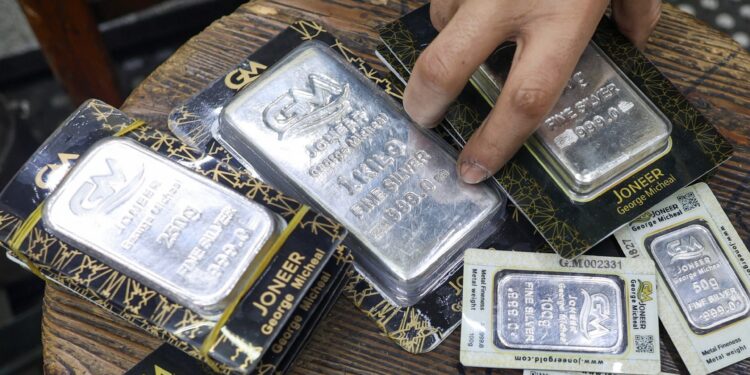 Do you compete with silver gold? What is the relationship between them? Which is better for investment? | economy