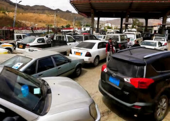 Fuel crisis in the Houthi control areas complicated the suffering of the Yemenis economy