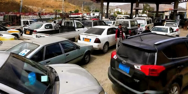 Fuel crisis in the Houthi control areas complicated the suffering of the Yemenis economy