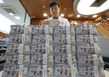 Global debts at an unprecedented summit of more than 324 trillion dollars economy