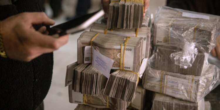 The decrease in the exchange rate of the Syrian pound against the dollar today, Monday economy