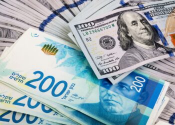 The shekel is retreating against the dollar amid escalating tensions and warning against continuing the decline economy