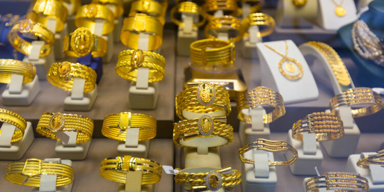 Why are Jordanians accepting the acquisition of gold with an unprecedented intensity? | economy
