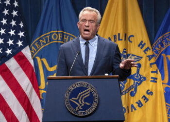 The Secretary of Health dismisses all experts in a panel on vaccines