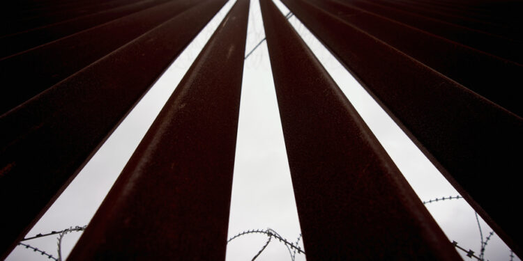 A judge suspends the exclusion of the right of asylum from migrants who entered clandestinely