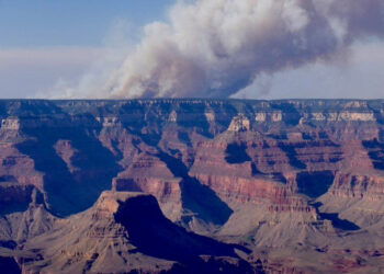 Grand Canyon | A forest fire destroys a historic pavilion and other structures