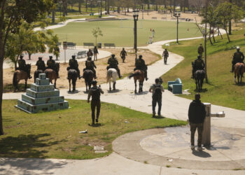 Los Angeles | “Demonstration of strength” of immigration agents in an almost empty park