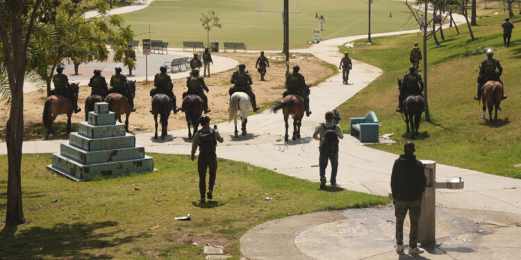 Los Angeles | “Demonstration of strength” of immigration agents in an almost empty park