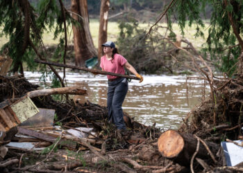 Mortal floods in Texas | Residents looking for victims