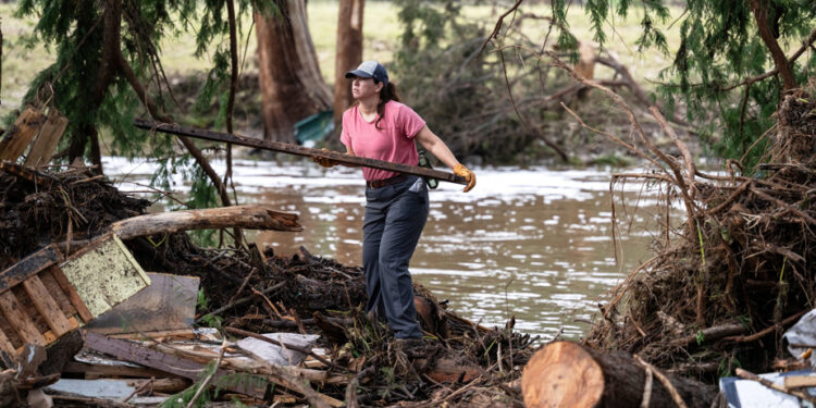 Mortal floods in Texas | Residents looking for victims