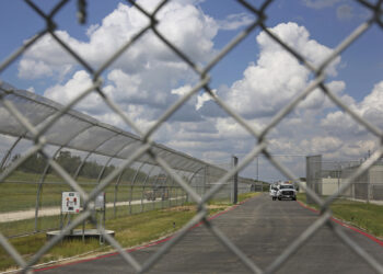 Texas | Ten charges in attacking a migrant retention center