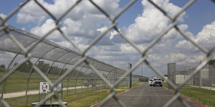 Texas | Ten charges in attacking a migrant retention center