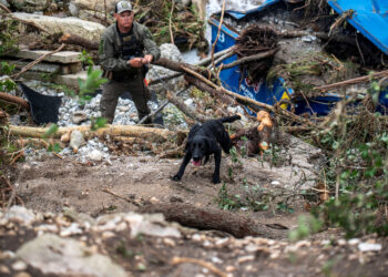 Texas floods | Rescue emergency services are looking for around thirty children who have disappeared