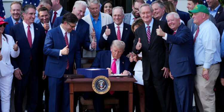 Trump signs his budgetary law at the White House