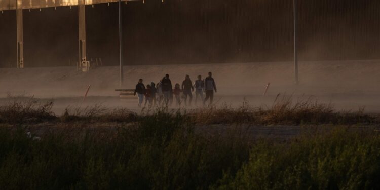 American-Mexican border | The border wall will be painted in black in order to dissuade from climbing it