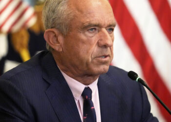 Civil servants urge the health secretary to stop his disinformation on vaccines